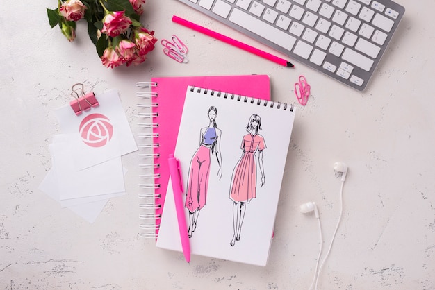 Mock-up notebook vista dall'alto vicino a tastiera e rose