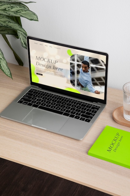 Mock-up per laptop con scena di mobili in legno