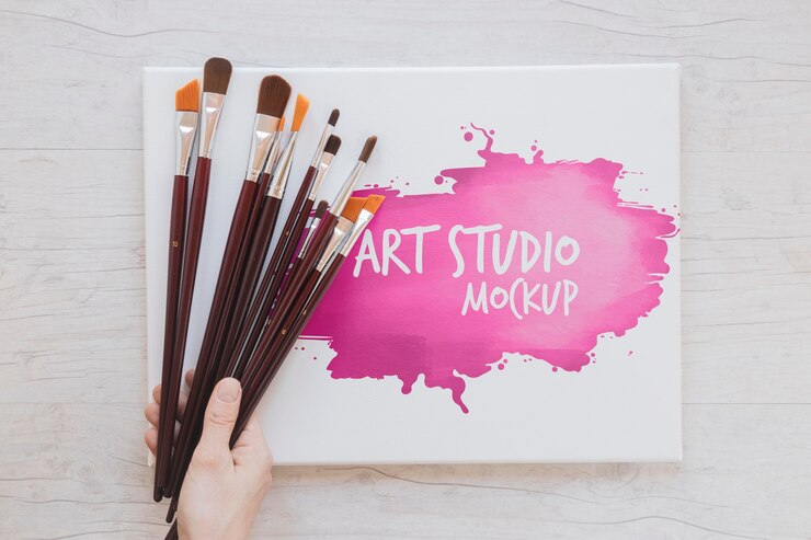 PSD mock-up pittura acquerelli e pennelli