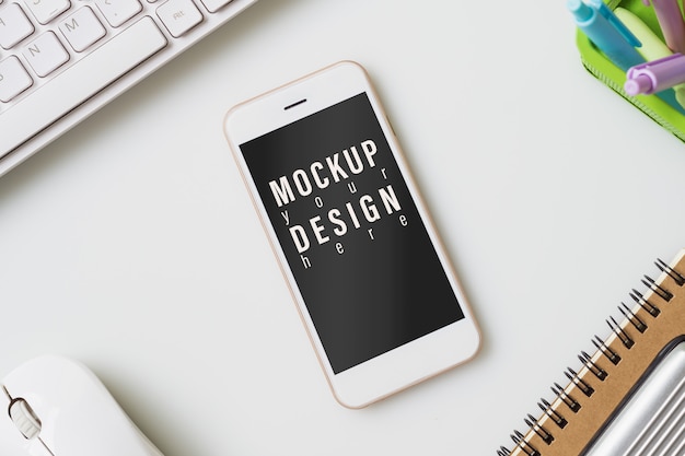 Mock-up-Smartphone. Draufsicht der Schreibtischtabelle mit Diagrammdiagramm.