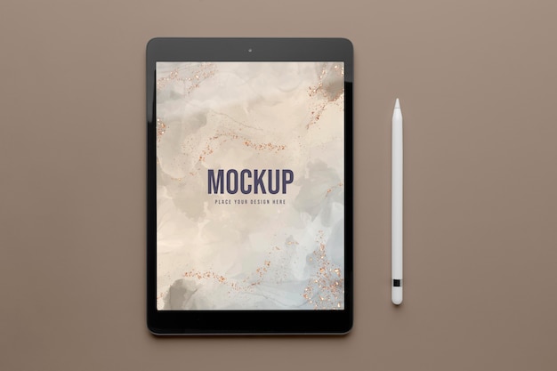 Mock-up tablet-bildschirm und stiftsortiment
