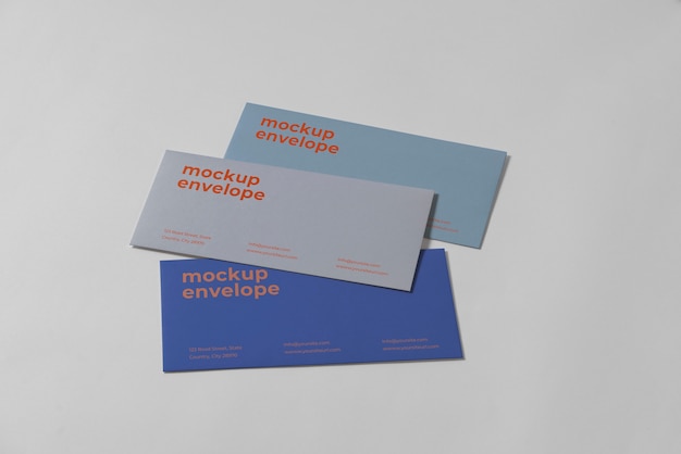 Mock-up von drei C5-Papierumschlägen