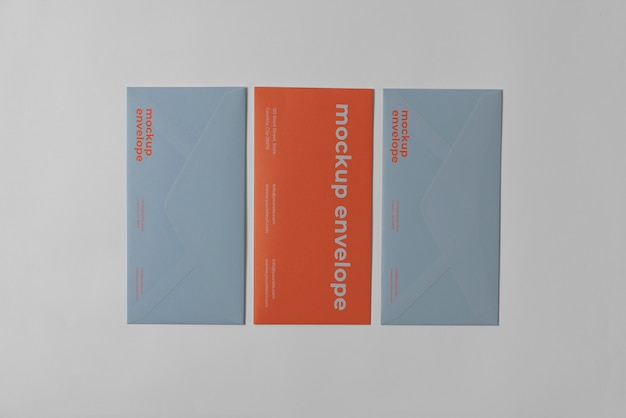 Mock-up von drei C5-Papierumschlägen