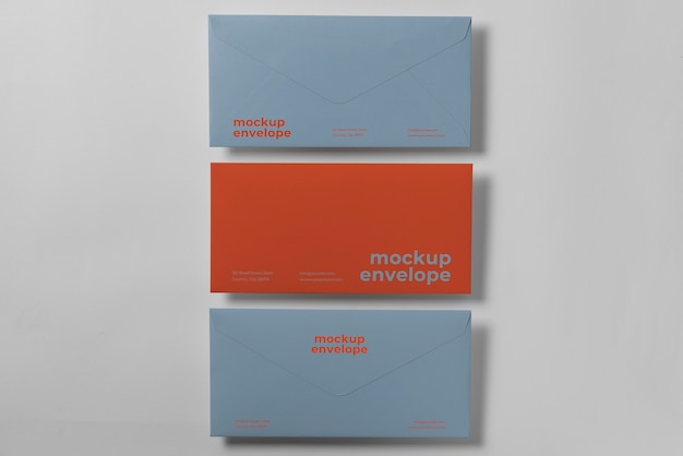 Mock-up von drei C5-Papierumschlägen
