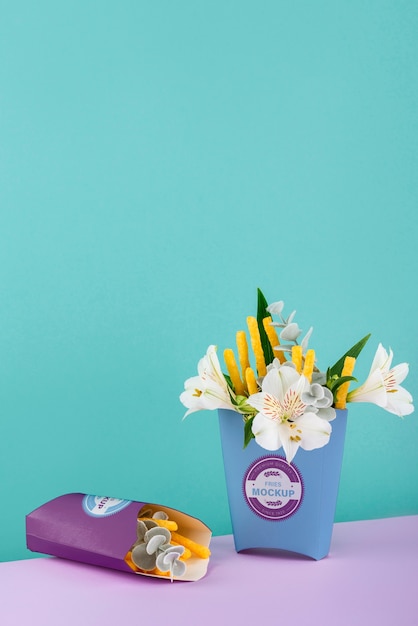 Mock-up von pommes-frites-verpackungen aus papier mit blumen für öko-lebensmittel