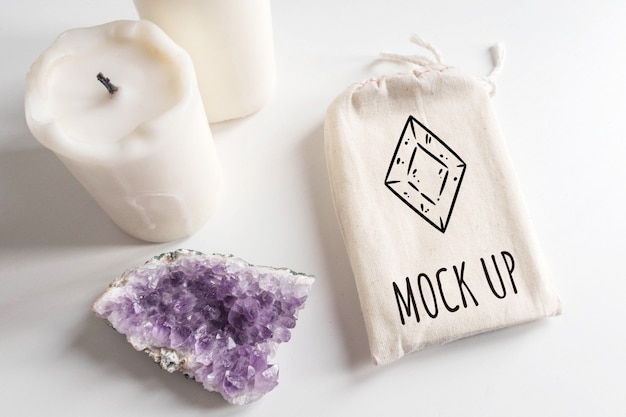 Mock-up von Tarotdeck in Baumwolltasche, Amethyst und Kerzen