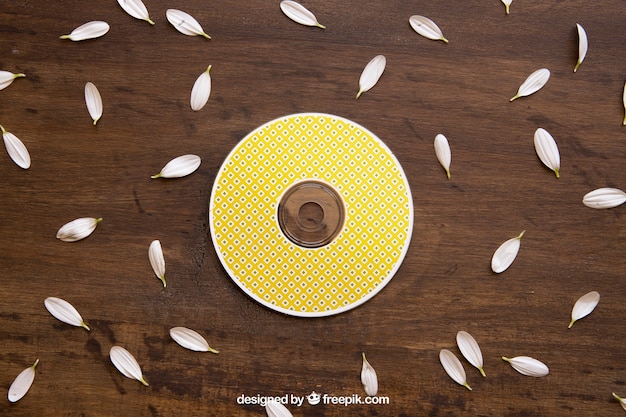 Mockup amarillo de cd con pétalos