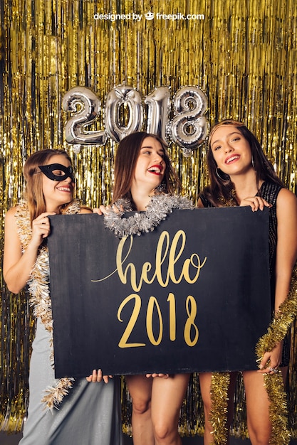 PSD mockup de año nuevo con tres chicas sujetando tabla