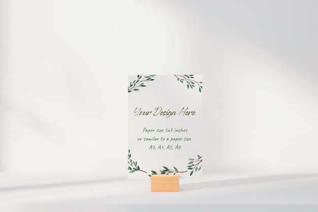 Mockup biglietto di auguri bianco in piedi sul tavolo