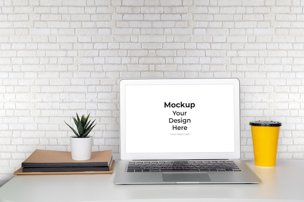 PSD mockup-bildschirm leerer laptop-computer auf schreibtisch mit weißer wand