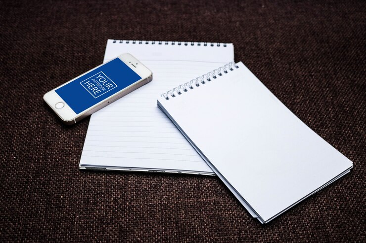 PSD mockup de bloc de notas con smartphone