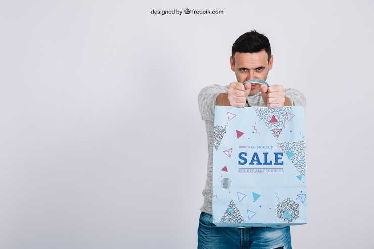 PSD mockup de bolsa de compras con hombre y espacio a la izquierda