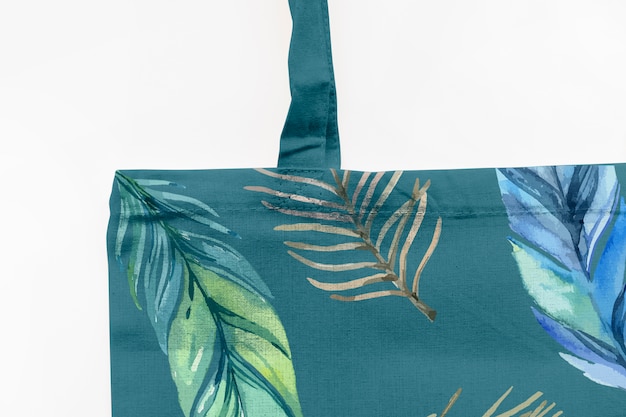 PSD mockup de bolsa con concepto de flores tropicales