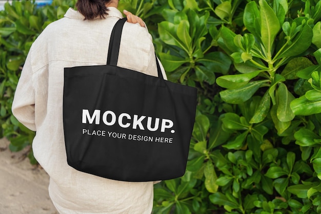 PSD mockup de bolsa de equipaje con modelo ecológico