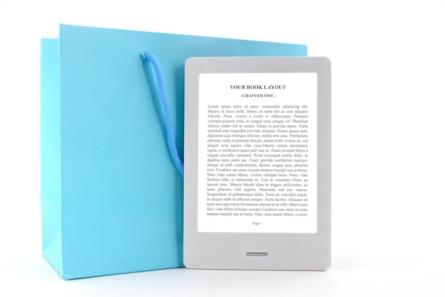 MockUp con bolsa de regalo azul sobre fondo blanco.