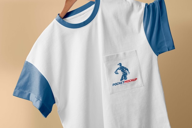 PSD mockup de bolsillo en camiseta con percha