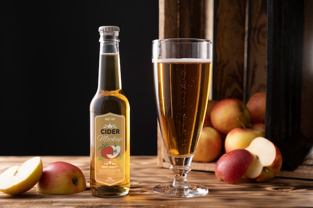 PSD mockup de botella de sidra con frutas