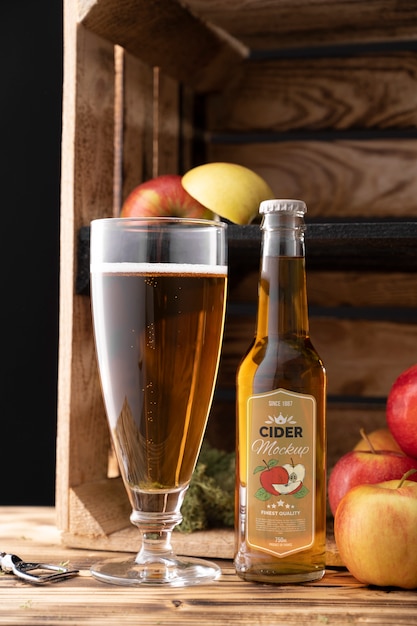 Mockup de botella de sidra con frutas