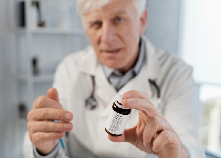 PSD mockup botol obat yang dipegang oleh dokter