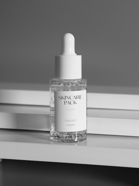 Mockup botol serum perawatan kulit dengan latar belakang adegan studio minimalis