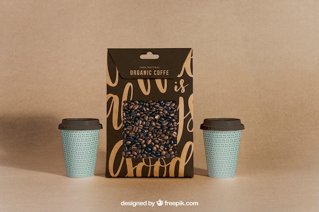 Mockup de café con dos vasos y bolsa