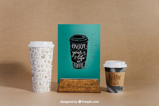 Mockup de café con dos vasos y menú