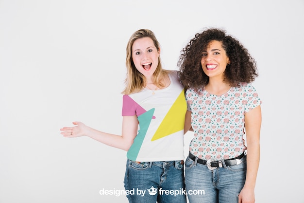 Mockup de camiseta con mujeres felices