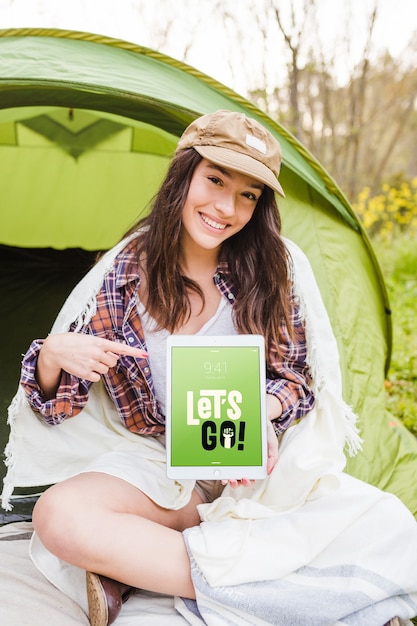 PSD mockup de campamento de verano con mujer apuntando hacia tablet