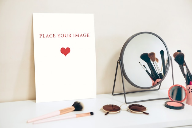 Mockup card su un tavolo bianco, tavolo da trucco per donna, creatore di scene