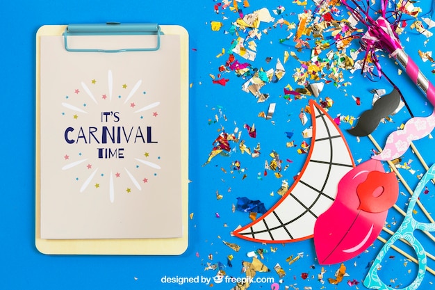 Mockup de carnaval con portapapeles y elementos