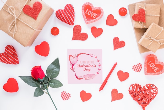 PSD mockup de carta de san valentin con composición de objetos