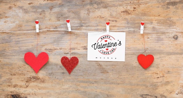 Mockup de carta de san valentin en tendedero