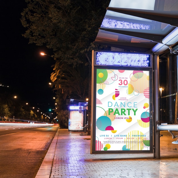 PSD mockup de cartel de parada de autobús en ciudad de noche
