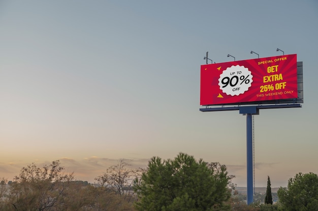 Mockup de cartel sobre cielo de atardecer