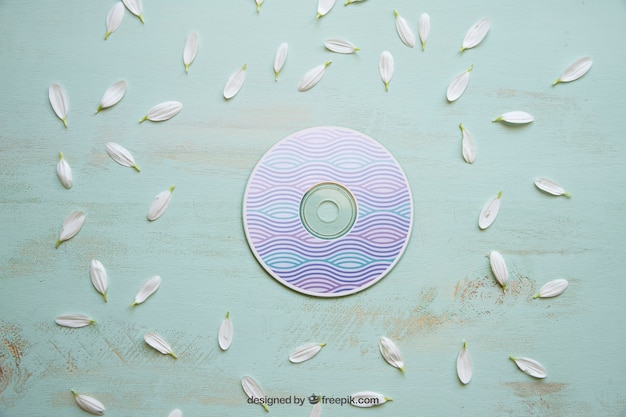 Mockup de cd con pétalos blancos