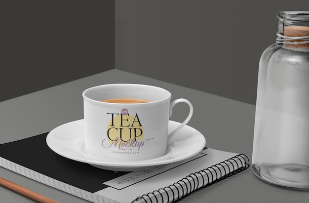 Mockup clásico de taza de té en el espacio de trabajo minimalista