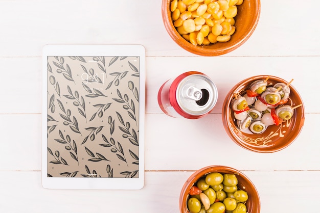 PSD mockup de comida típica de españa con tablet