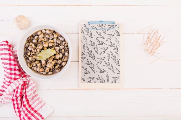 Mockup de comida típica española con portapapeles