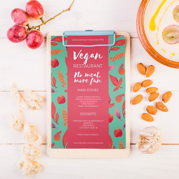 Mockup de comida típica española con portapapeles