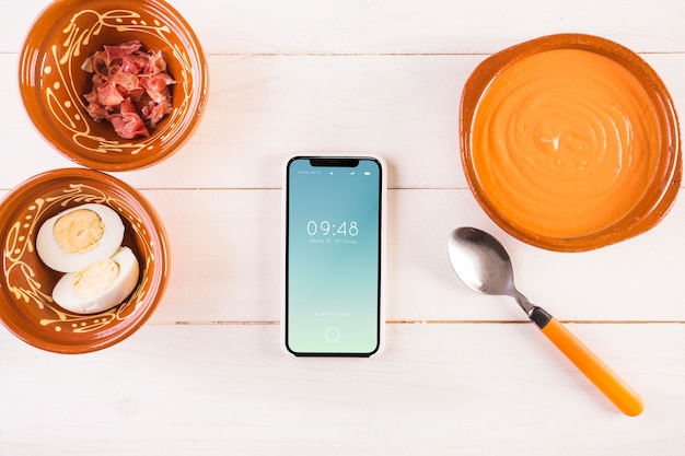 PSD mockup de comida típica española con smartphone