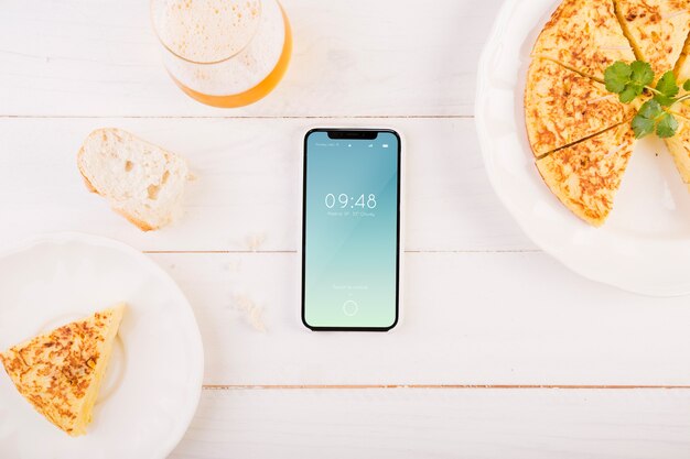 Mockup de comida típica española con smartphone