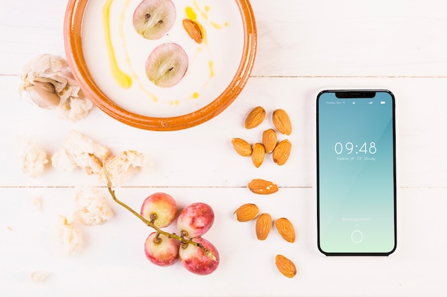 Mockup de comida típica española con smartphone