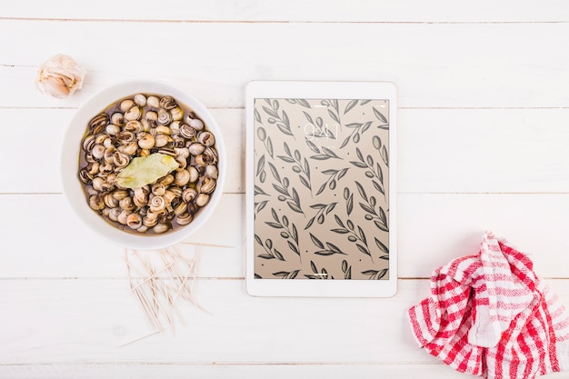 Mockup de comida típica española con tablet