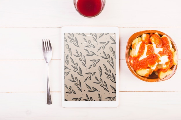 Mockup de comida típica española con tablet