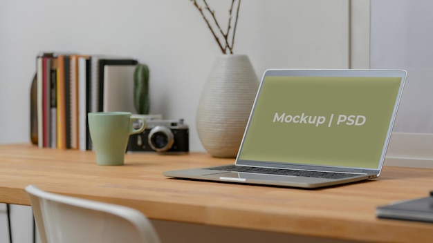 Mockup de una computadora portátil con la palabra scm en él