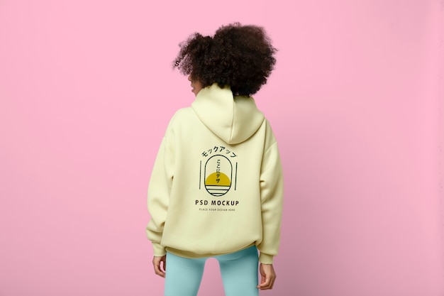 Mockup con cappuccio da portare della bella donna