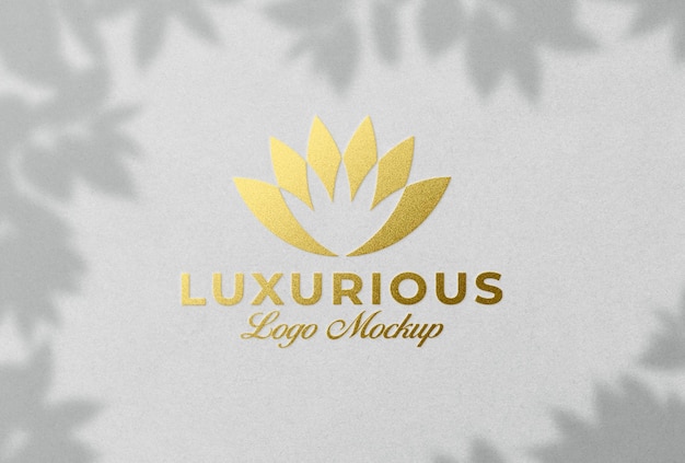 Mockup con logo in lamina d'oro goffrato