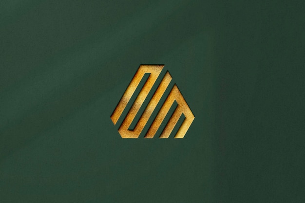 Mockup con logo in oro inciso su sfondo verde