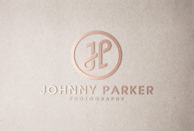 Mockup con logo in oro rosa in rilievo su carta artigianale