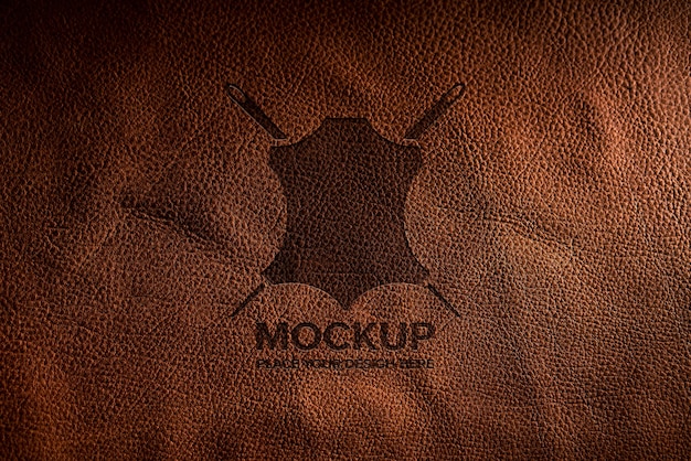 Mockup con logo in pelle drammatica luce calda